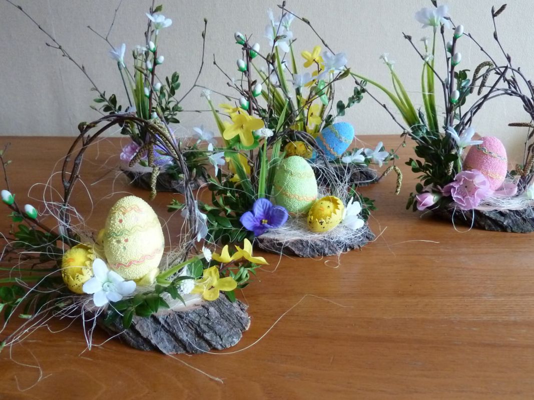 Ideas para centros de mesa de Pascua - una decoración en madera