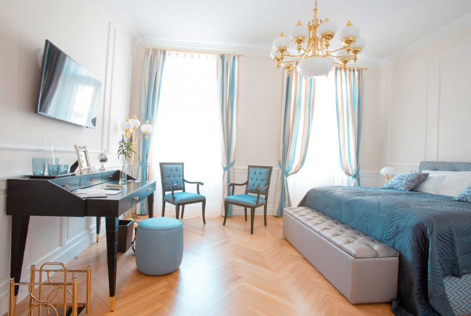 Il vero stile Hamptons - una camera da letto con accenti blu scuro