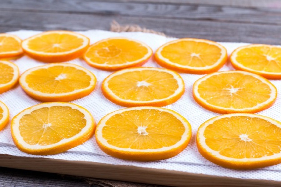 Drying orange slices in a microwave