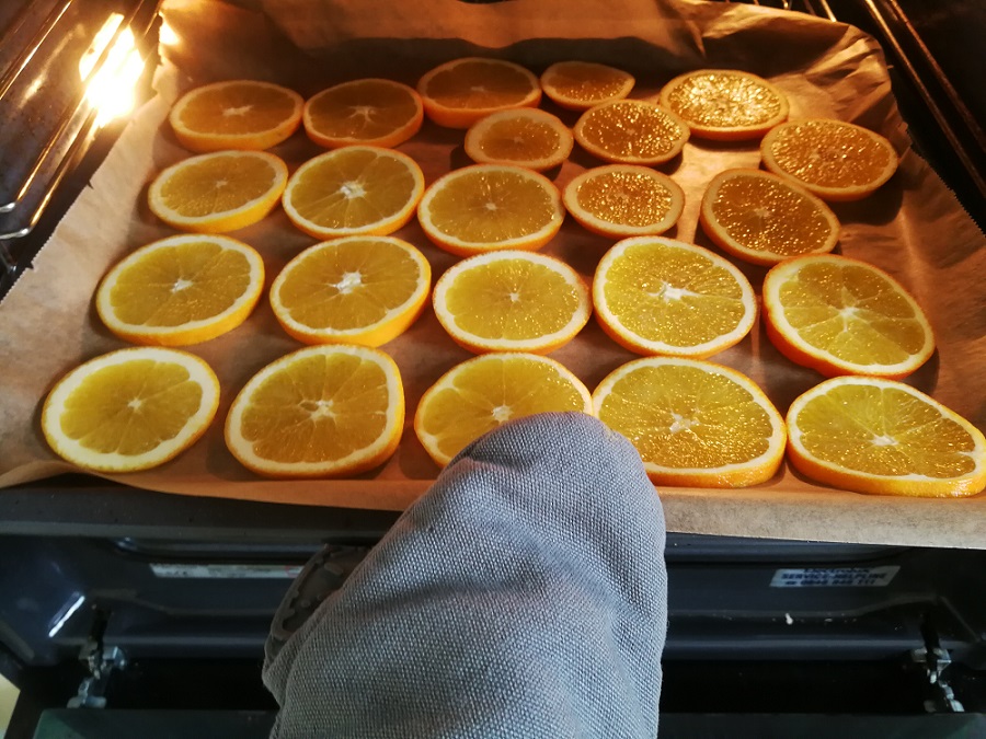 How to dehydrate oranges in an oven?