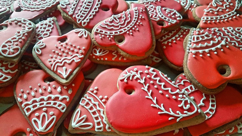 Cuori rossi - decorazione dei biscotti di Natale