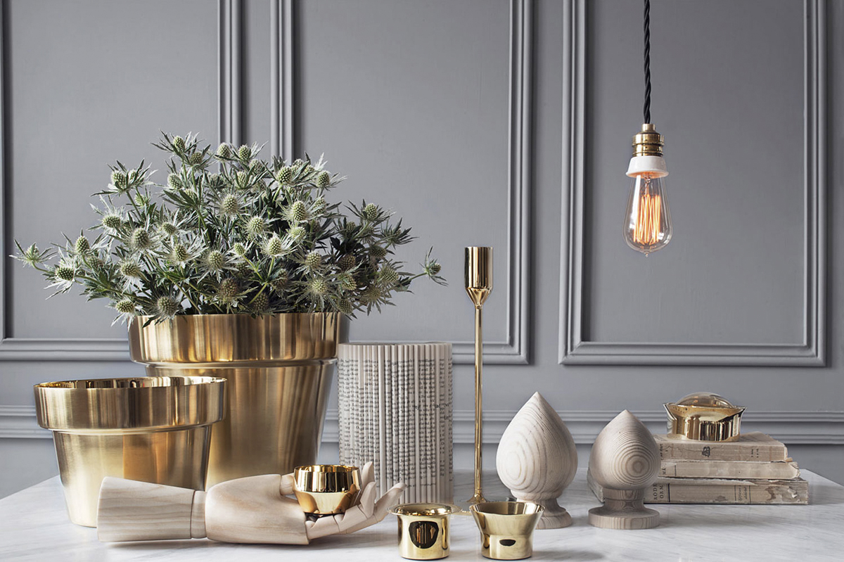 Gold color on flower pots and candle holders - stylish decorations