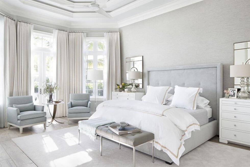 Dormitorio glamuroso en gris y blanco