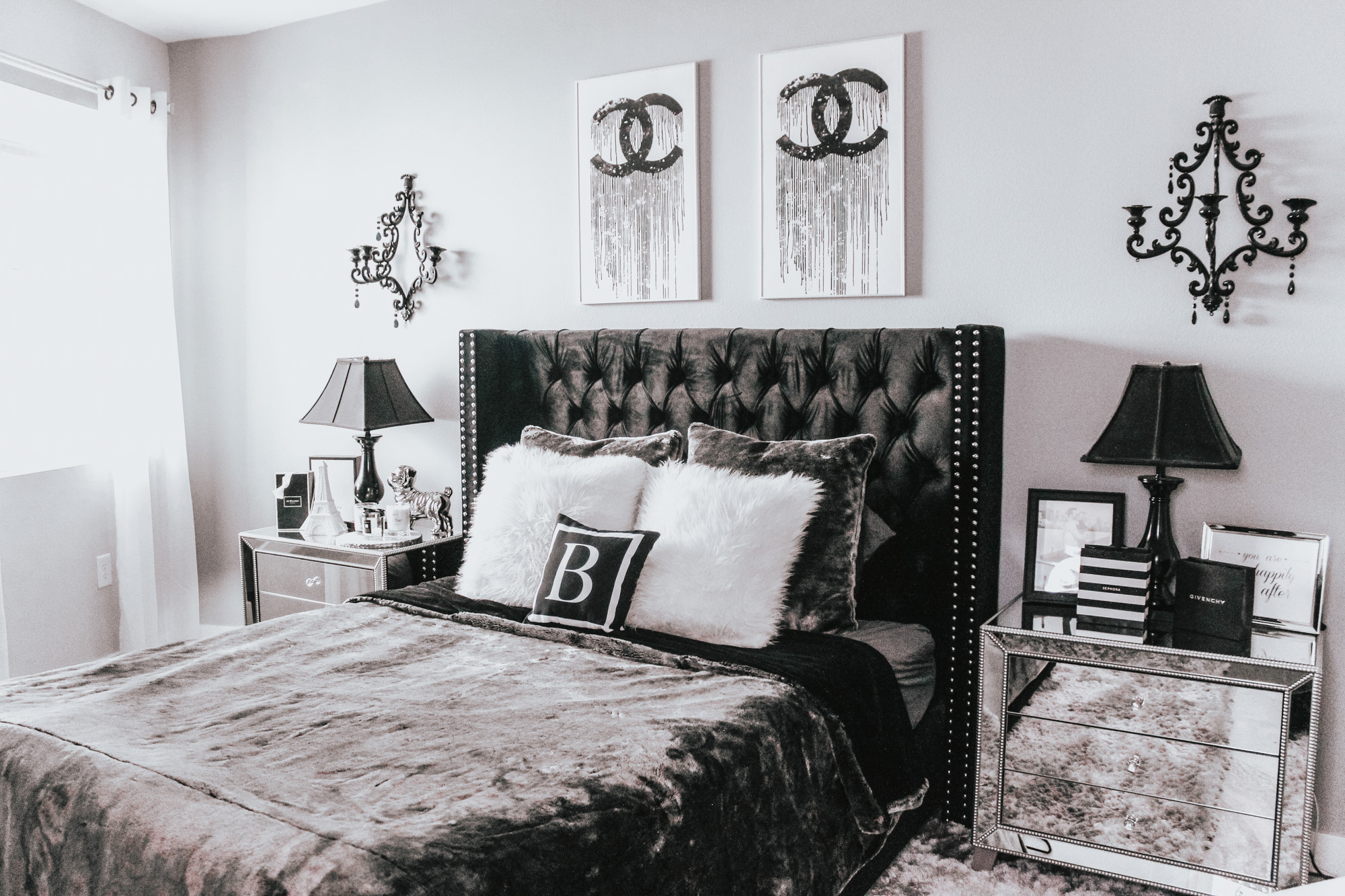 Decoración inusual de un dormitorio gris glamuroso