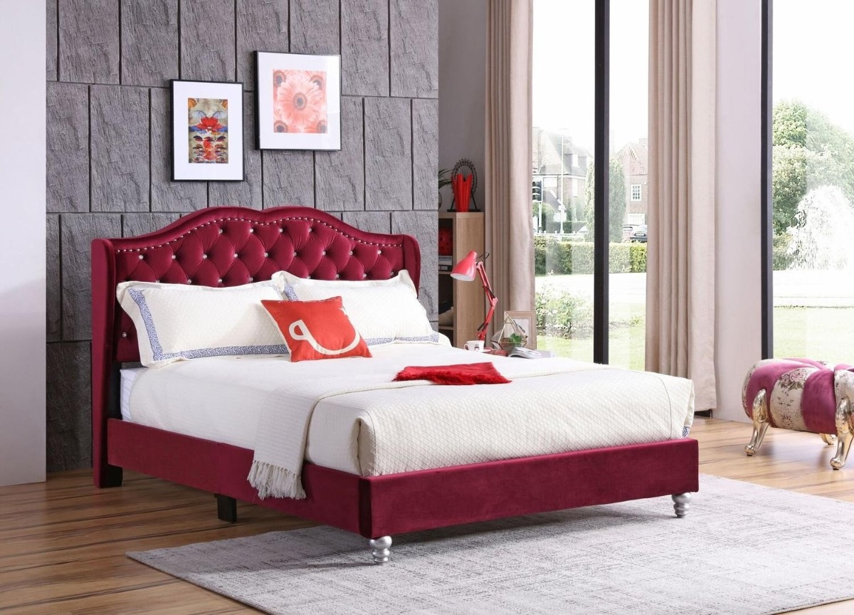 Maroon color in an elegant bedroom