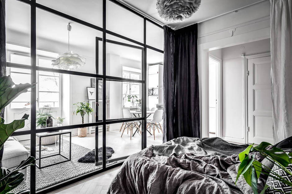 Idee moderne per la camera da letto di un piccolo appartamento - parete di vetro