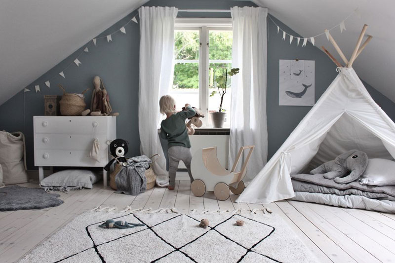Camera da letto in soffitta per un bambino piccolo