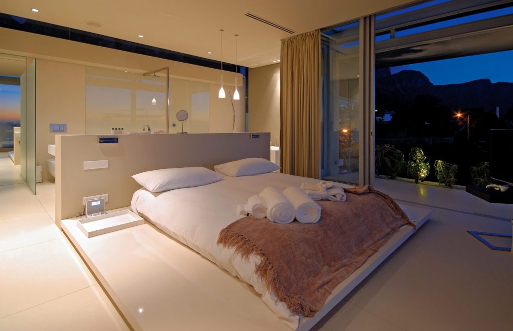 Schlafzimmer im Dachgeschoss mit einem Bad