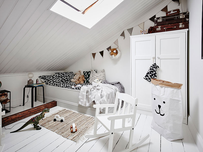 Minimalistisches Schlafzimmer im Dachgeschoss für ein Kind