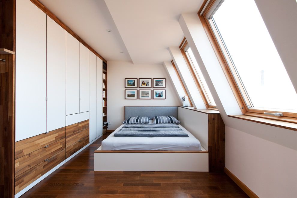 Moderna camera da letto in mansarda