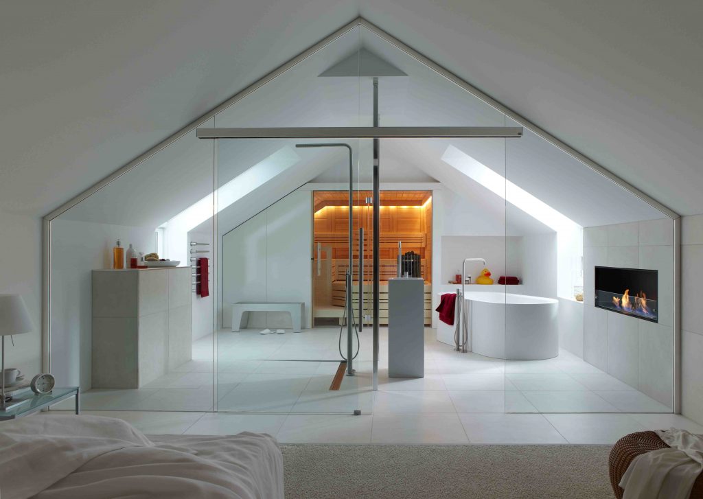 Idee per la camera da letto in soffitta - una camera da letto con un bagno