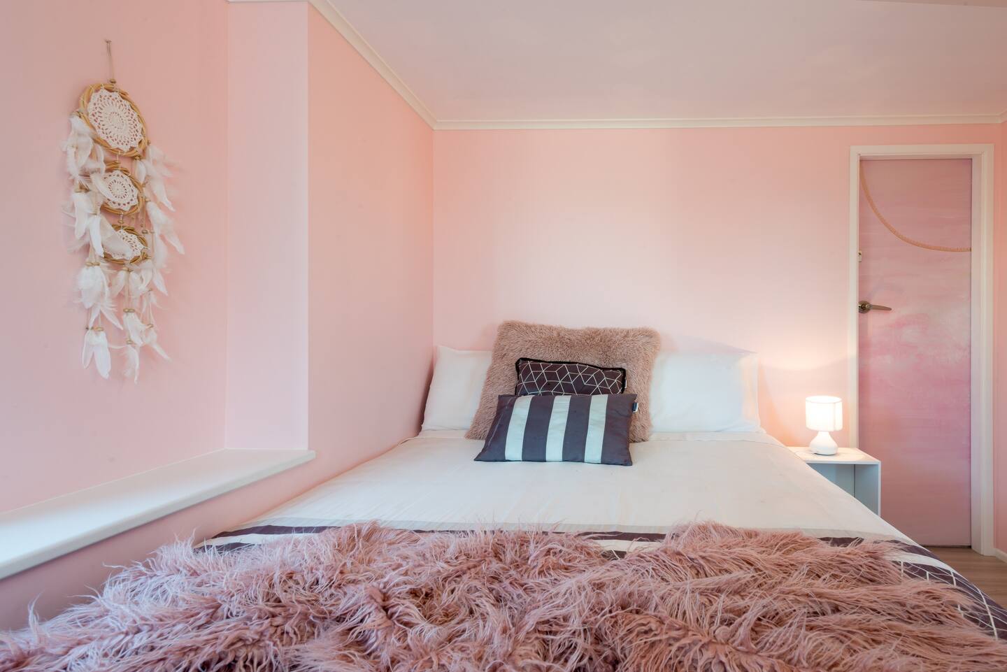 Pastelowa różowa sypialnia