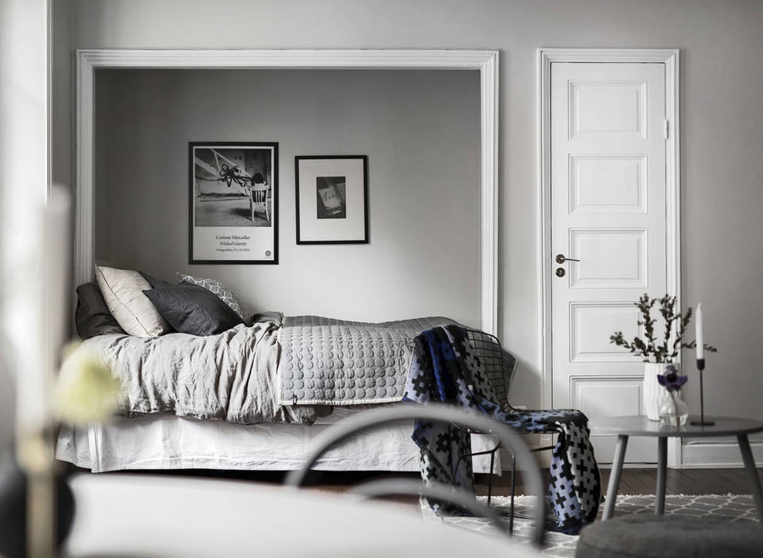 Szara minimalistyczna sypialnia skandynawska