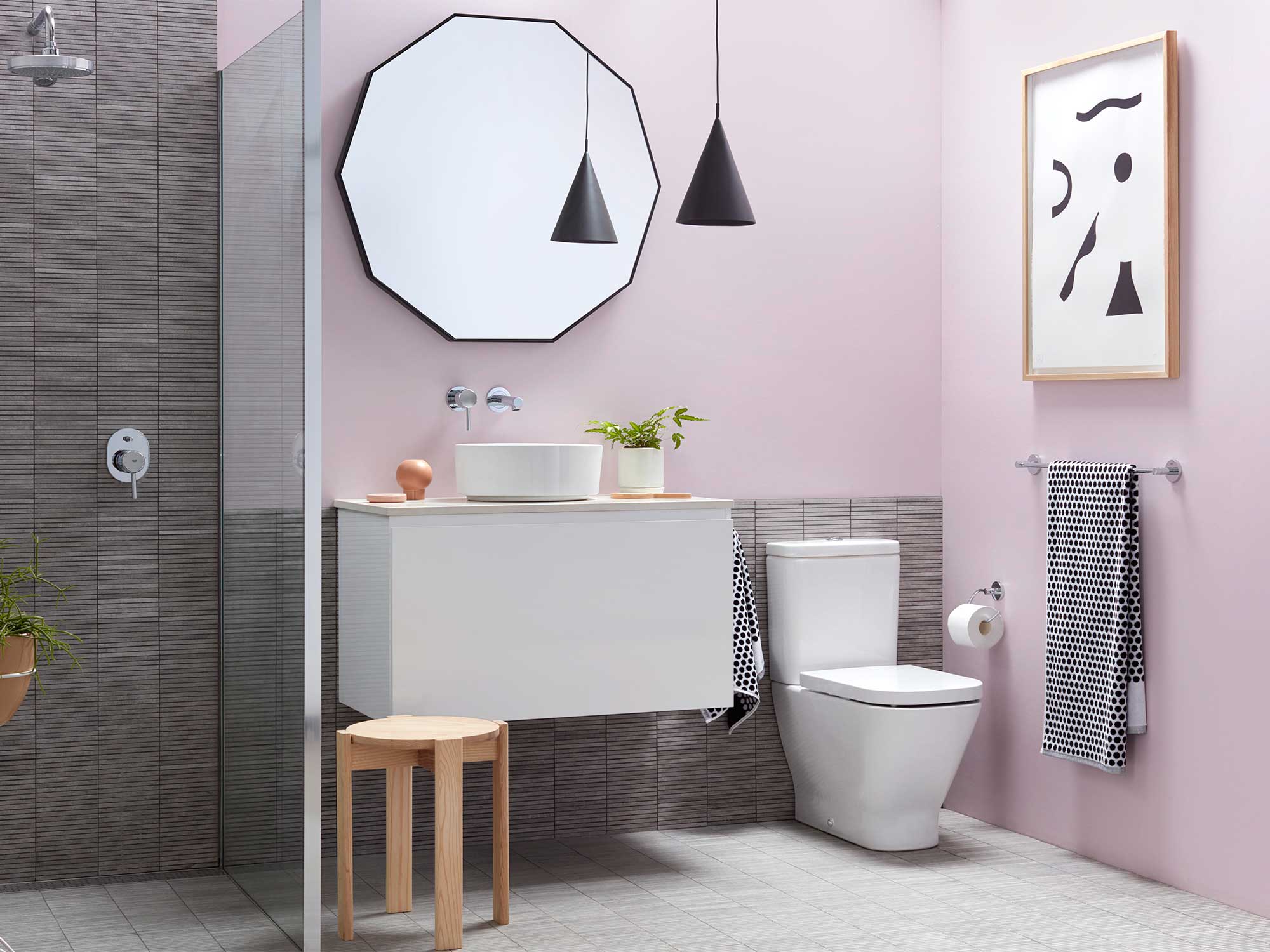 Szara łazienka i różowa ściana
