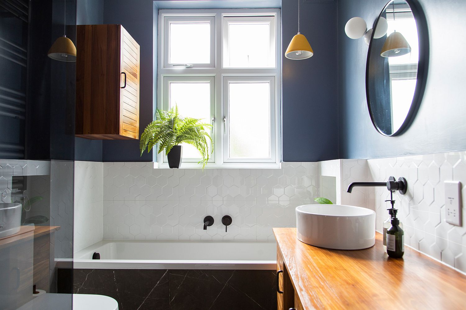 Ein graues Badezimmer mit dunkelblauen Dekorationen