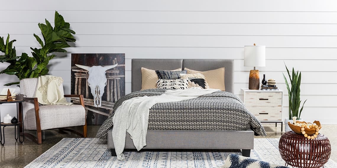 Dormitorio gris de estilo bohemio