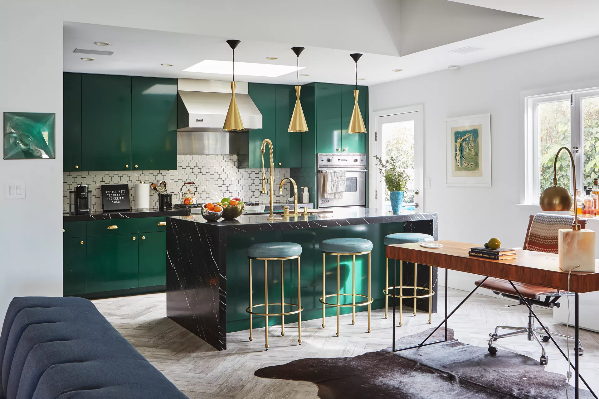 Emerald green in the kitchen - an original interior idea