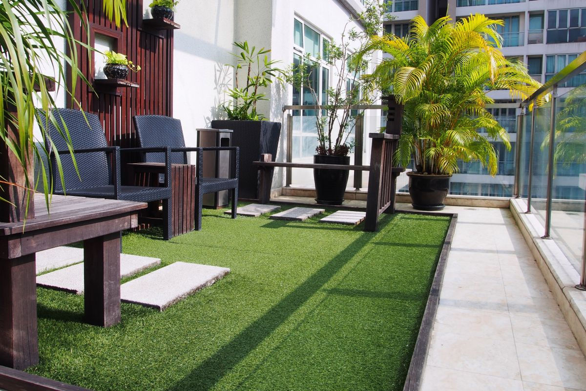 Fake grass and concrete - a minimalistic balcony design