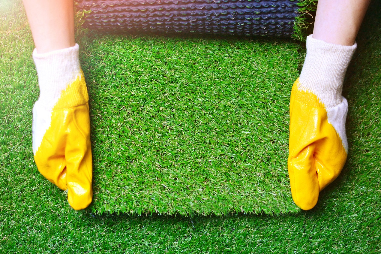 What are the types of fake grass?