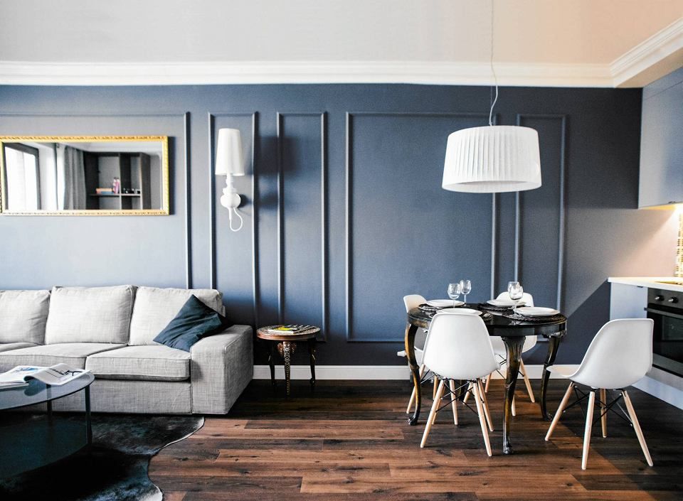 Wall molding in the living room - dark blue
