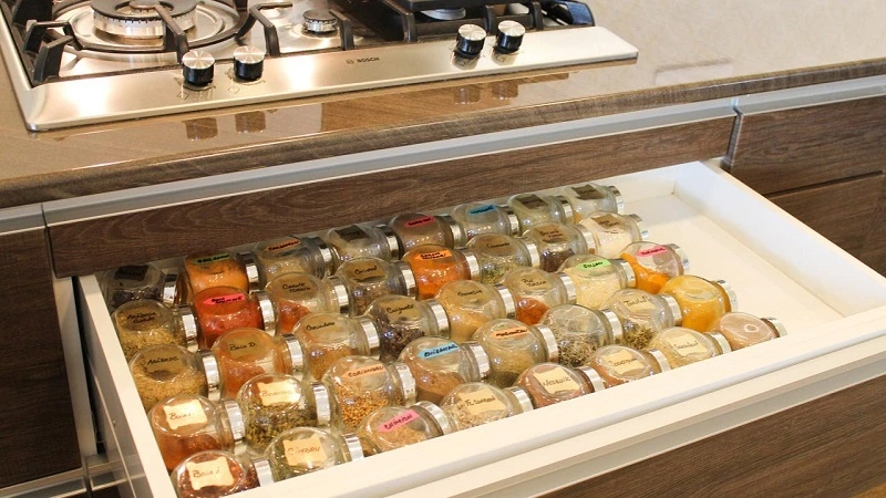 Come organizzare le spezie in un cassetto?