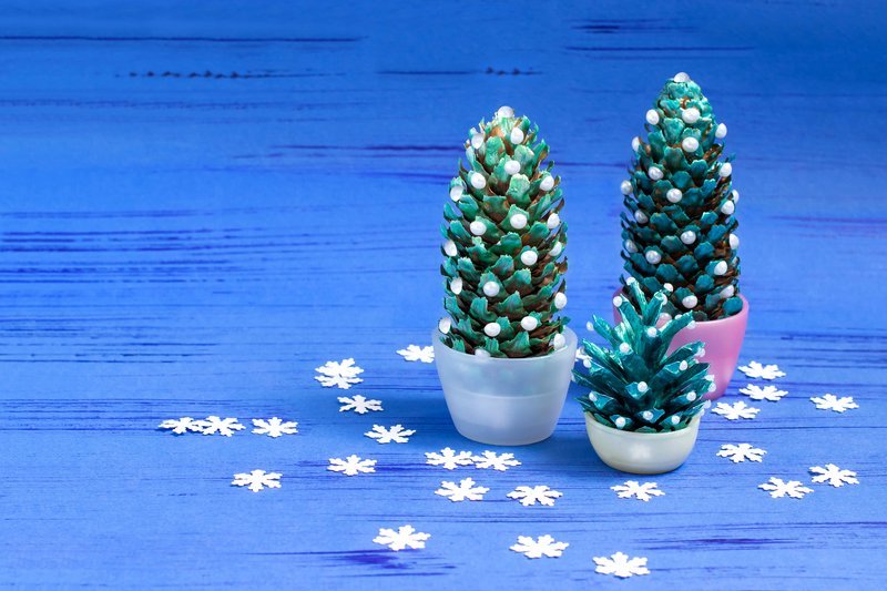 Adornos navideños de conos de pino para las ventanas