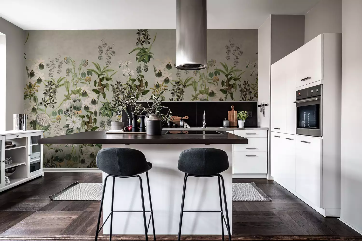 Ściana w kuchni - tapeta z motywem roślinnym
