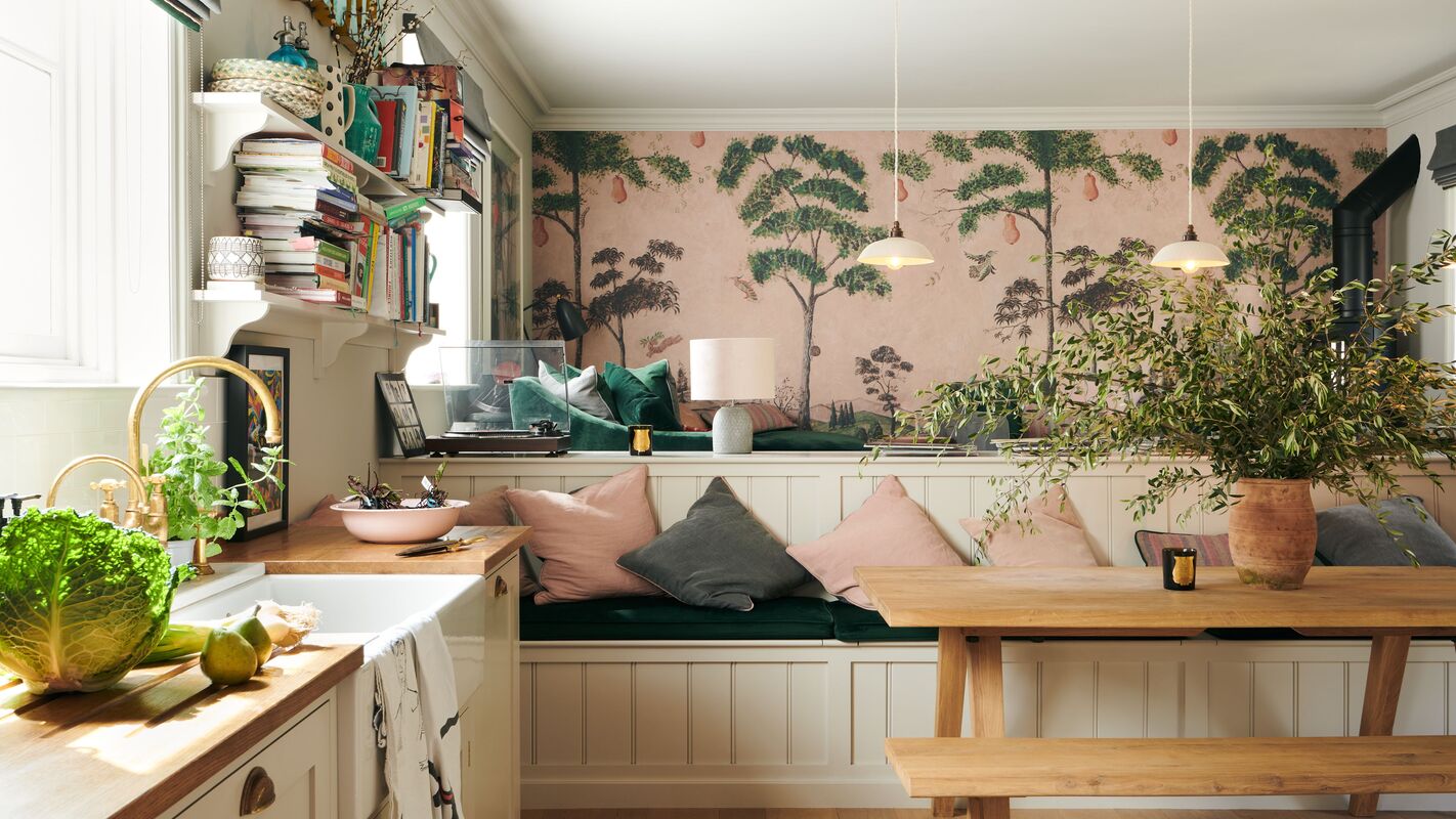 Ściany w kuchni - tapeta różowa