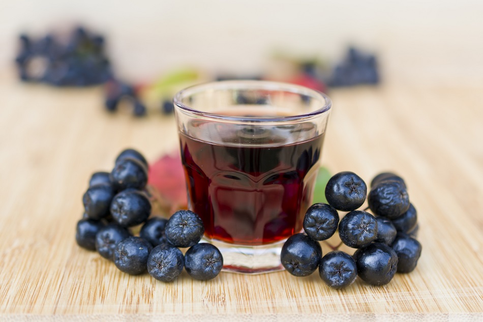 Traditional aronia berry tincture vs store-bought beverage