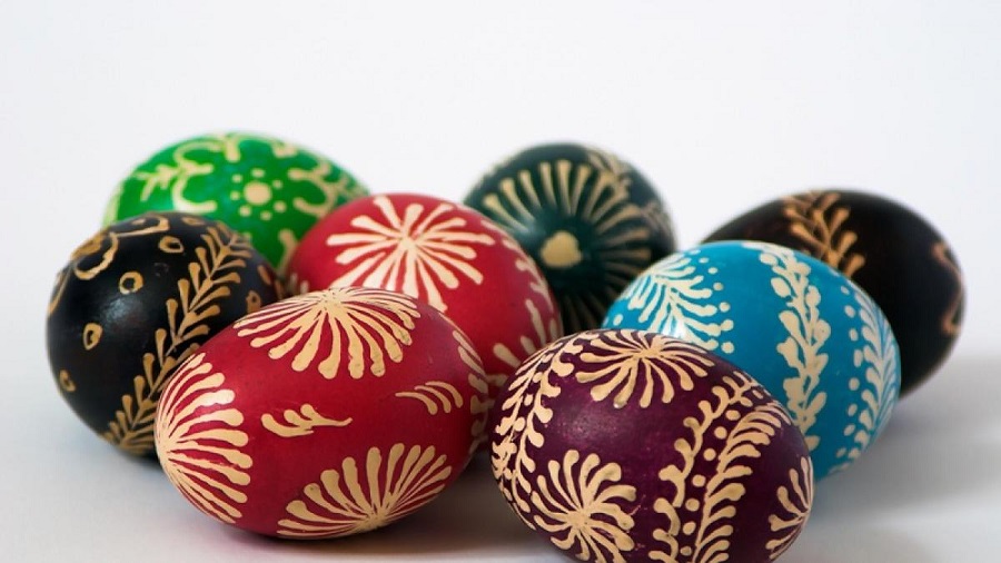 Motifs d'œufs de Pâques réalisés avec de la cire et de la teinture