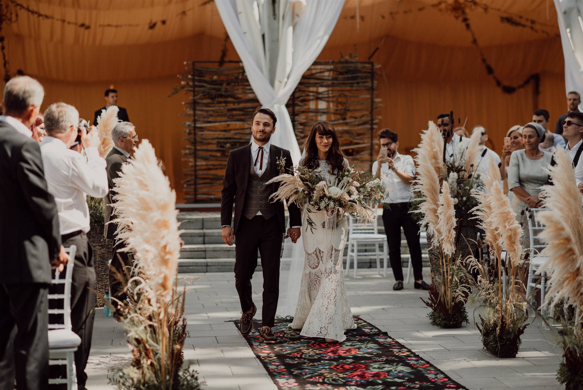 Trawy pampasowe - dekoracje na wesele