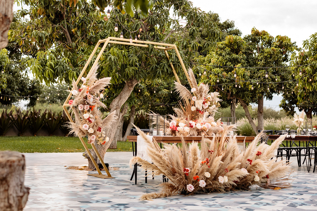 Ślub w plenerze - trawa pampasowa spektakularne dekoracje