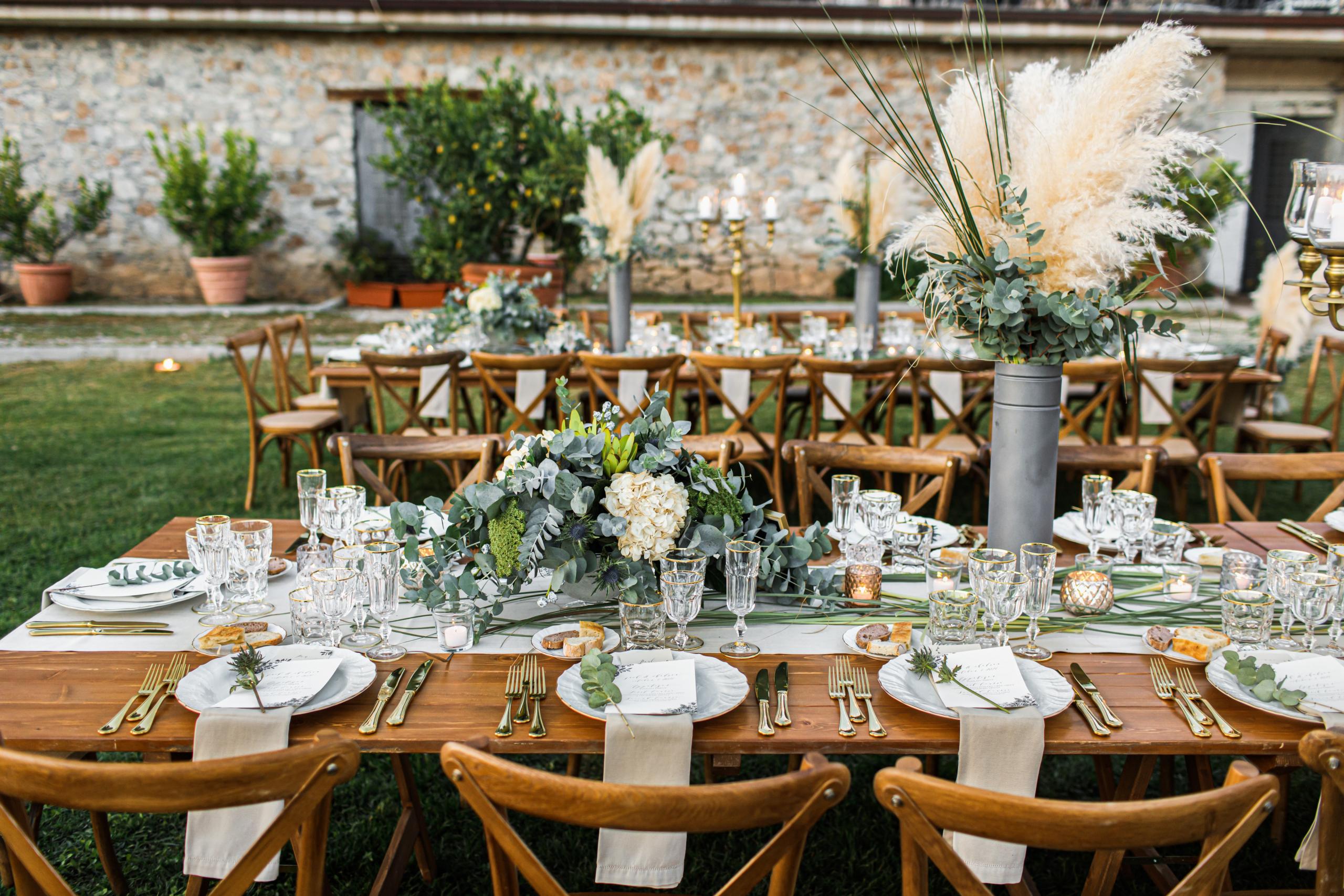 Trawa pampasowa - dekoracja stołu weselnego