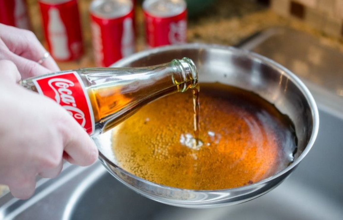 Удаление накипи с чайника с помощью Coca-Cola