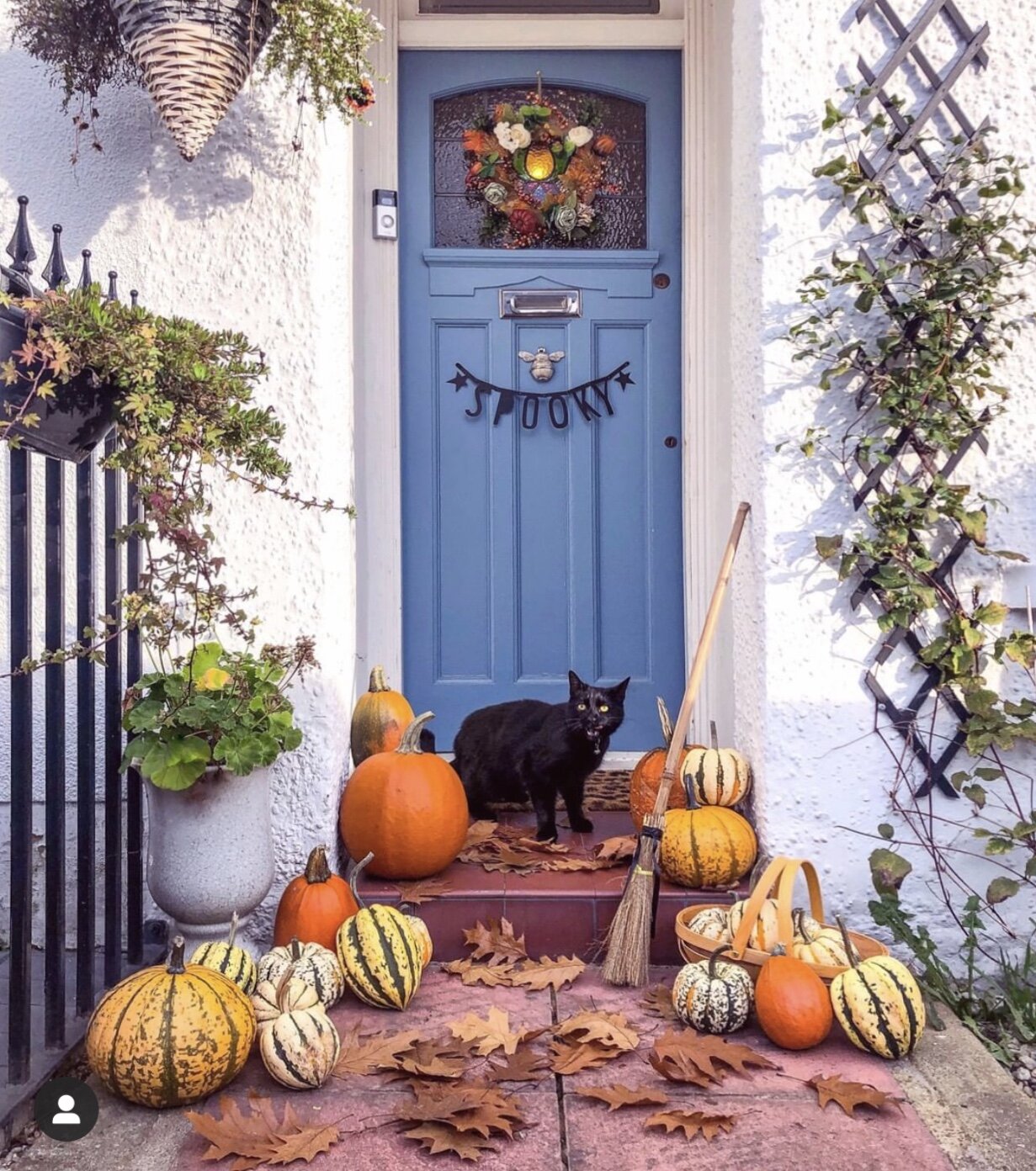 Mroczne wejście do domu - pomysły na halloweenowe dekoracje