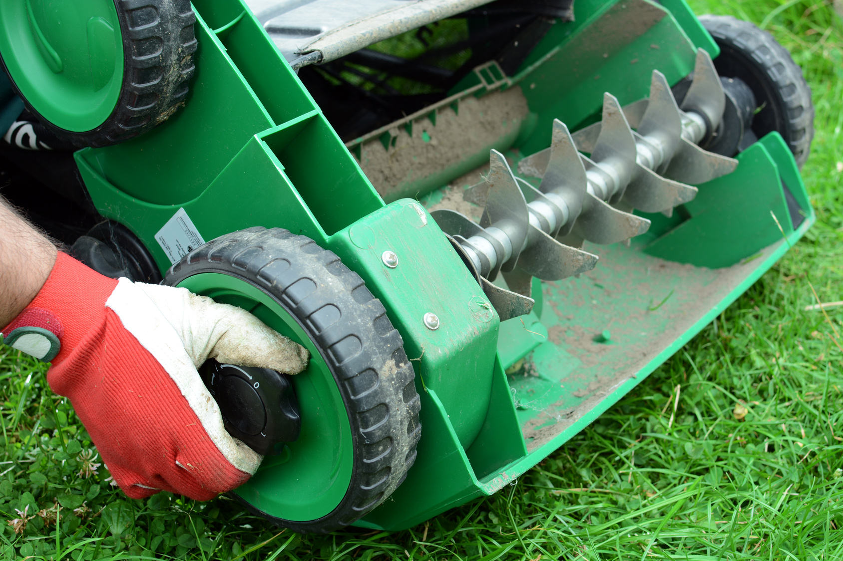 Déchaumage de la pelouse - quel est le meilleur outil de déchaumage ?