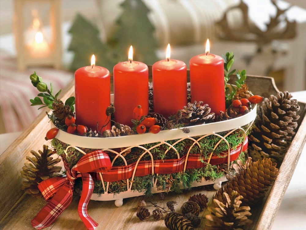 Adventskranz mit roten Kerzen und Dekorationen