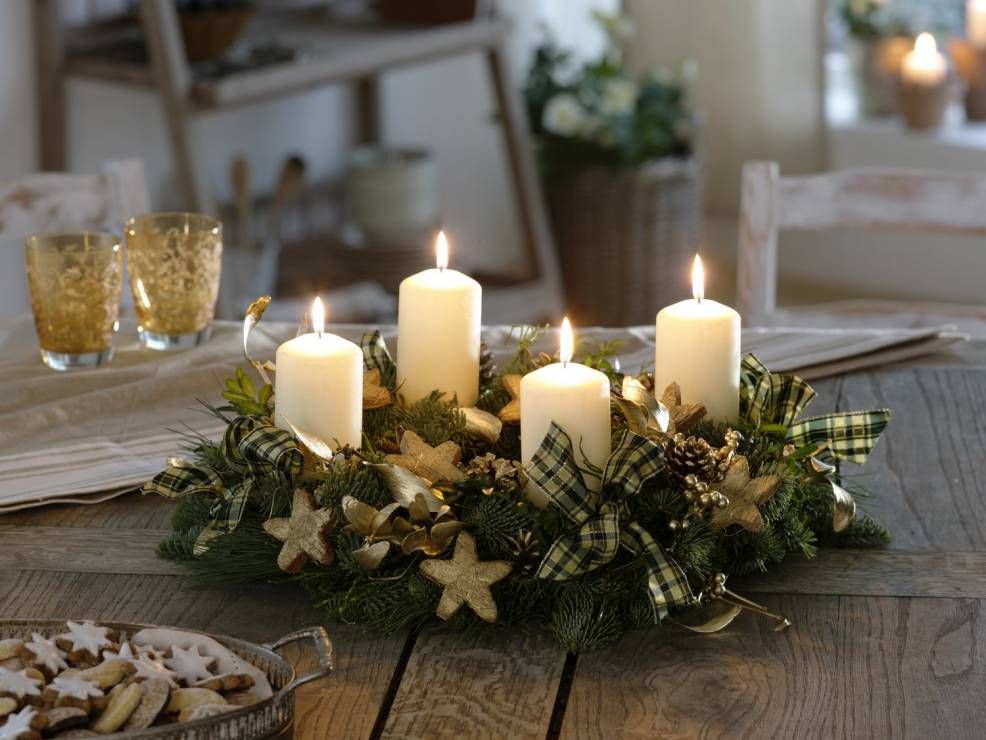 Advent wreath - golden decorations