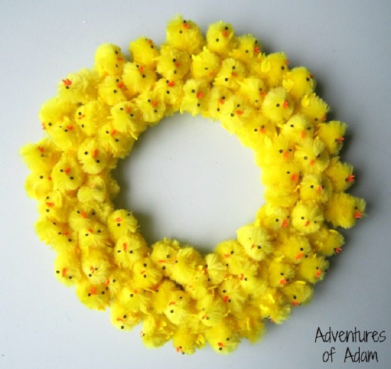 Inusual corona de Pascua con pollitos