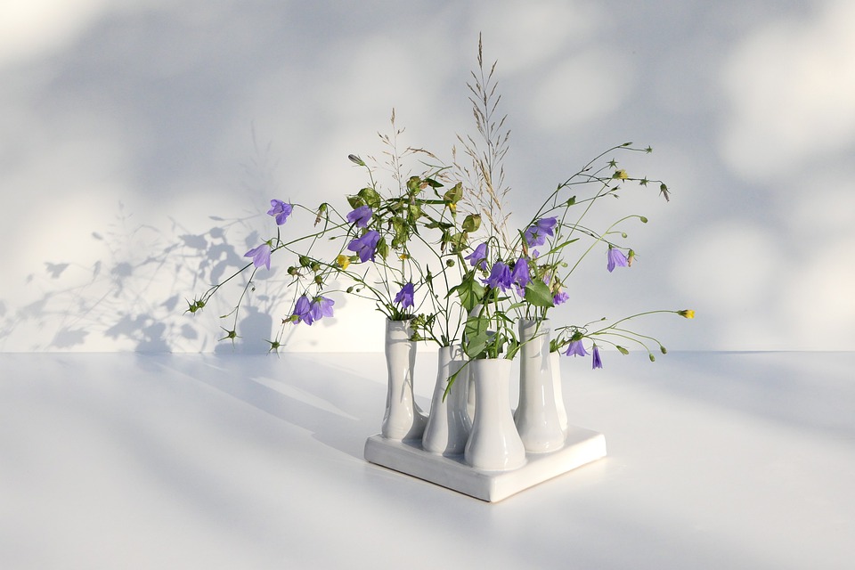 Ideas básicas de decoración primaveral: jarrones con composiciones florales