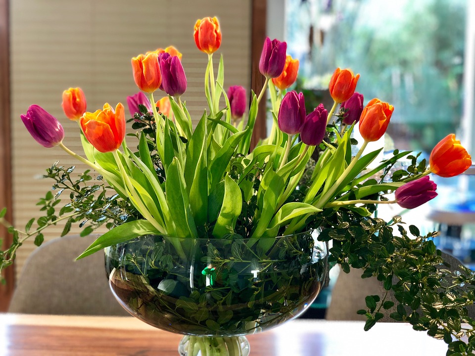 Dekoracje wiosenne tulipany bluszcz