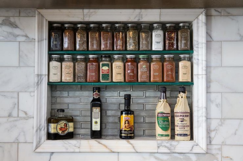 Un nicho en la pared de la cocina - estante para condimentos