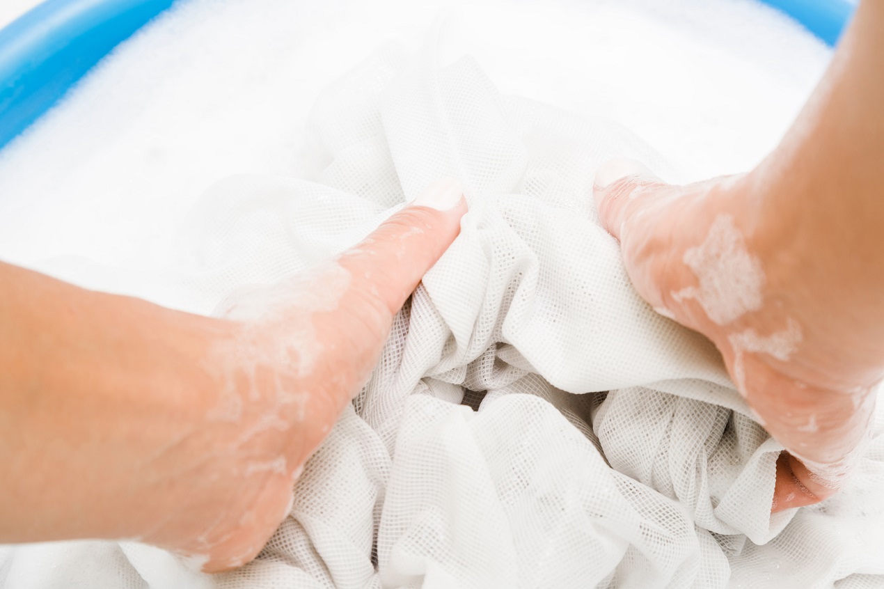 How to wash curtains using chemical products?