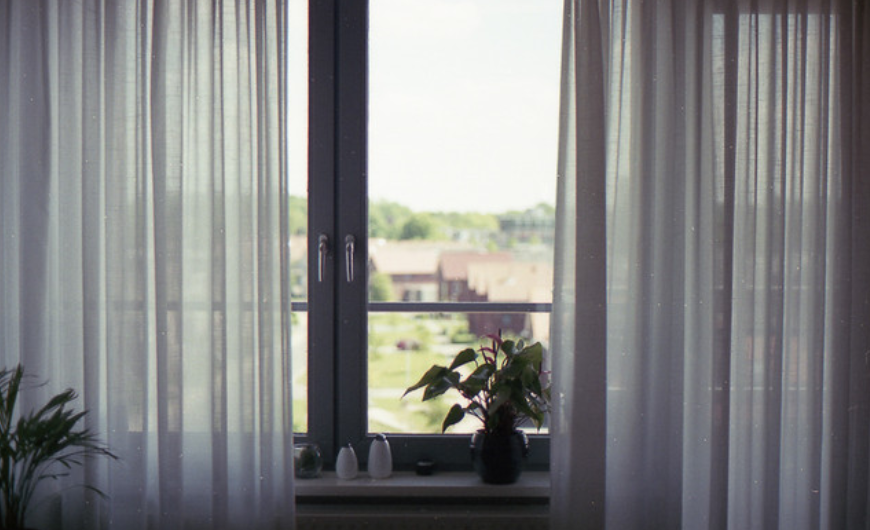 Cortinas de ventana suaves para la sala de estar - varios tonos de un color