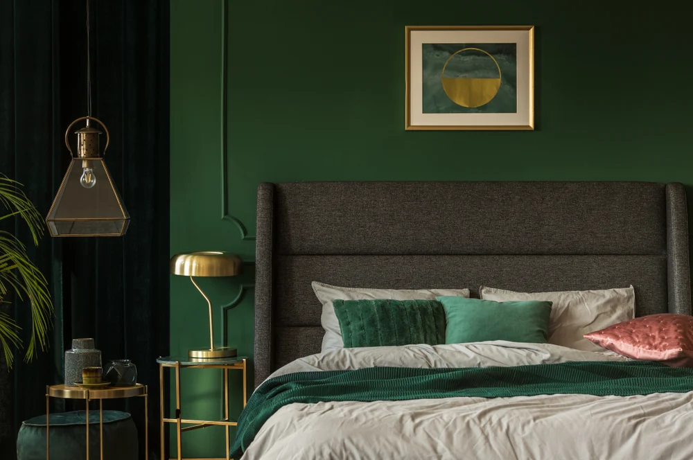 Смелая акцентная стена - идеи зеленой спальни