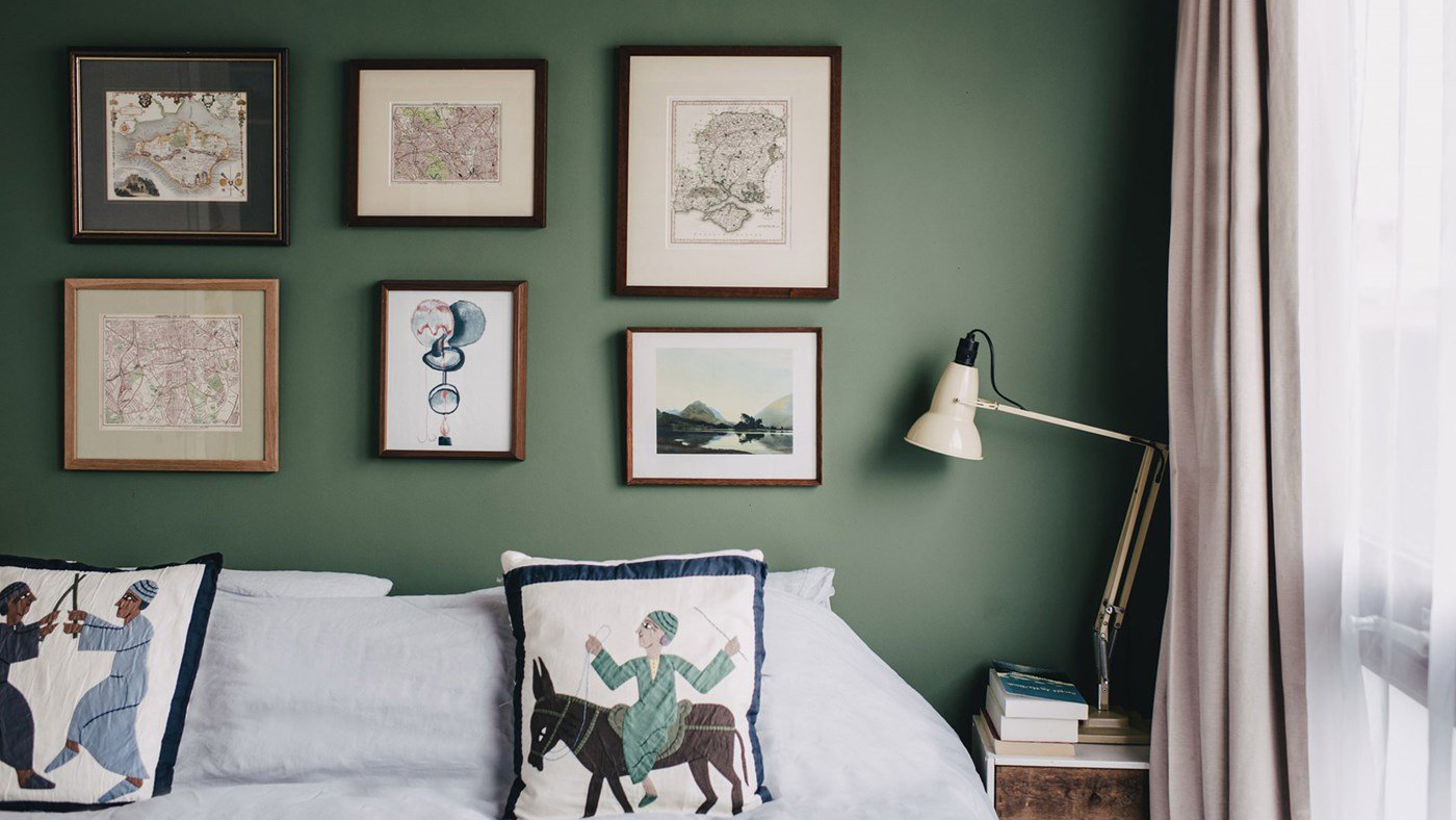 Оливково-зеленая стена в спальне