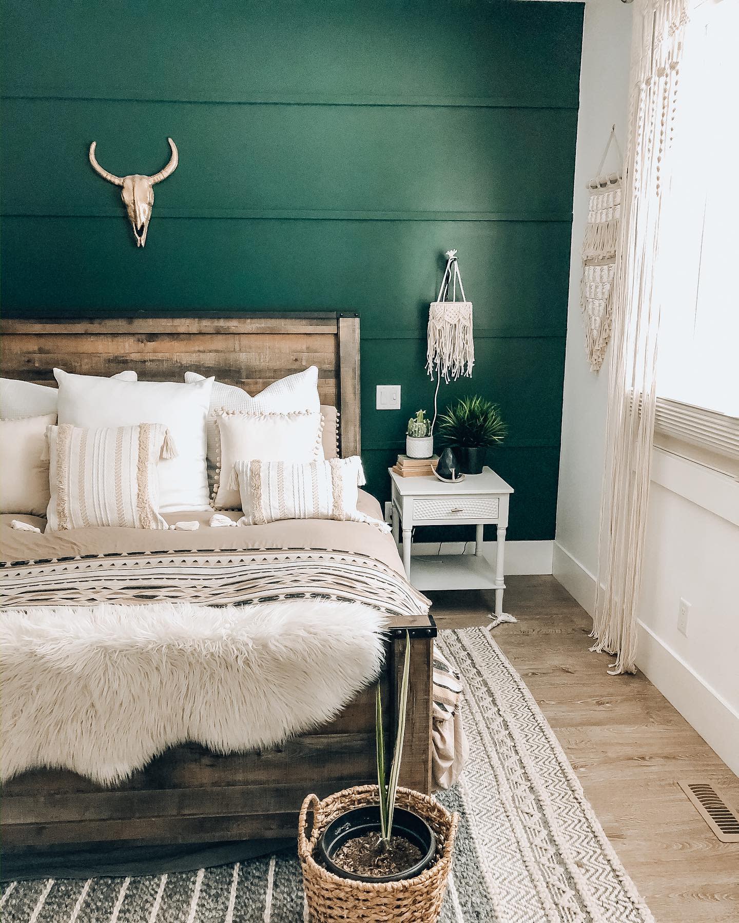 Chambre à coucher vert foncé et décor nordique