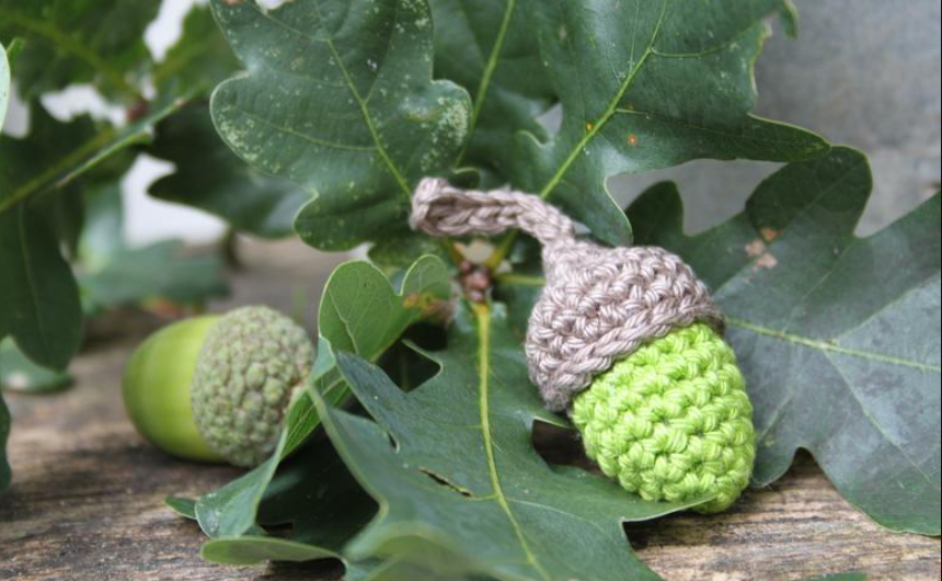 Fall decorations made of wool - acorns