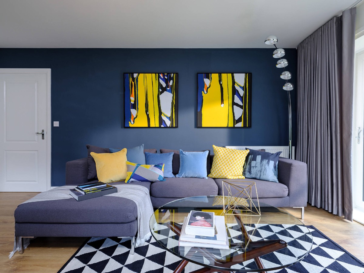 Colori forti e saturi per il soggiorno - giallo e blu