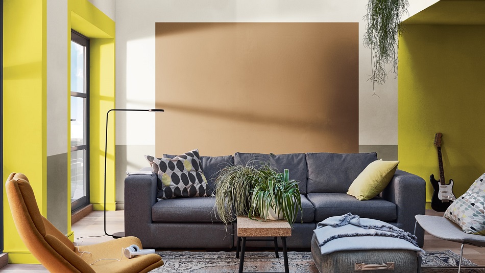 Anthrazitfarbenes Sofa und gelbes Interieur